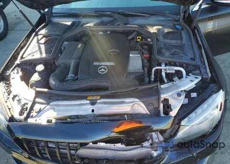 2015 Mercedes-Benz C 300 4Matic z USA, uszkodzony, nr VIN 55SWF4KB8FU042696